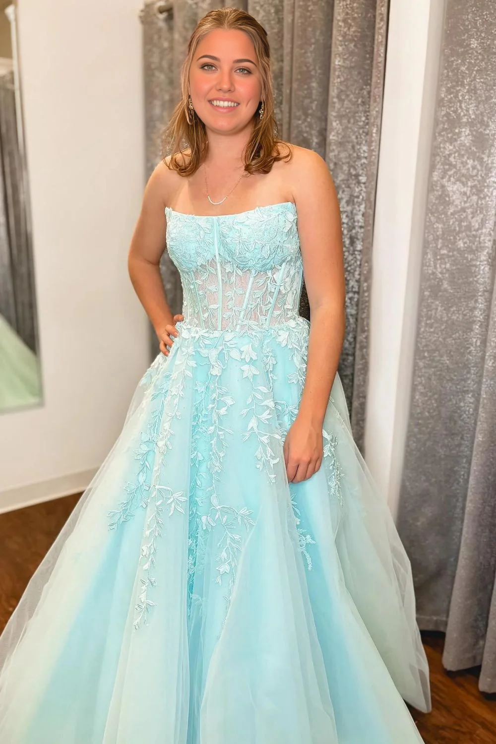 Vestido de fiesta morado con corsé, corte A, sin tirantes y apliques